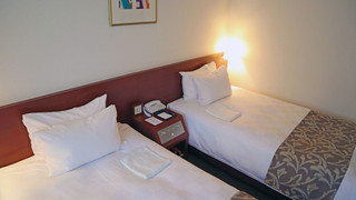 ツインルーム シングルベッド 2 台 喫煙可