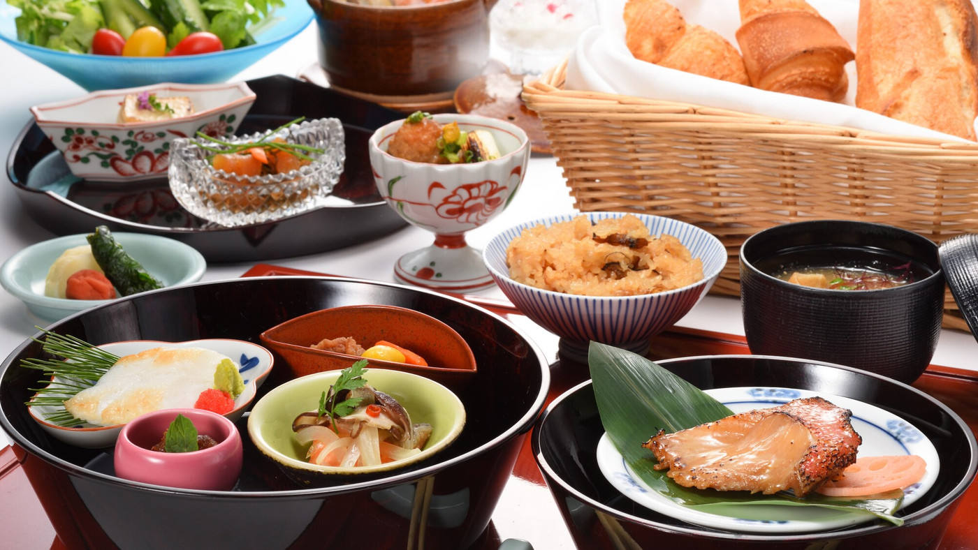 窓の向こうの景色とともに味わうお料理3402443