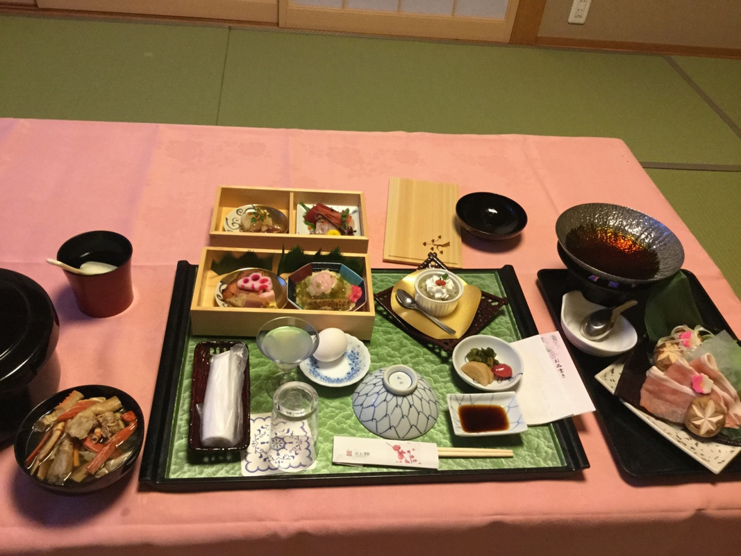 夕食の弁当。「弁当」レベルを遥かに上回る豪華さにびっくり。