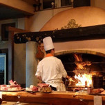 暖炉と肉料理に酔いしれる、軽井沢の名店「ピレネー」が最高！