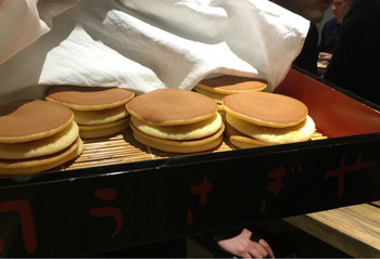 「うさぎや CAFE」料理 807609 木箱に入った焼き立てのどら焼きの皮
