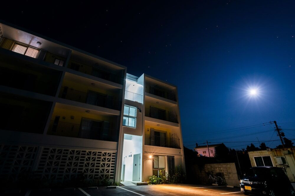 施設の正面 (日没後)