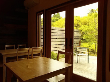 「ホタルカフェ」内観 1178747 コテージの前は田圃と里山が広がります