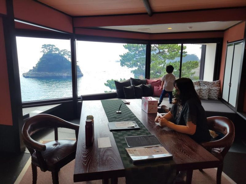 チェックインの手続きは、1組につき1部屋用意されているプライベート個室で。窓辺にはごろ寝ソファやたくさんのクッションがあり、絶景を楽しむセカンドルームとしても利用できる / 3