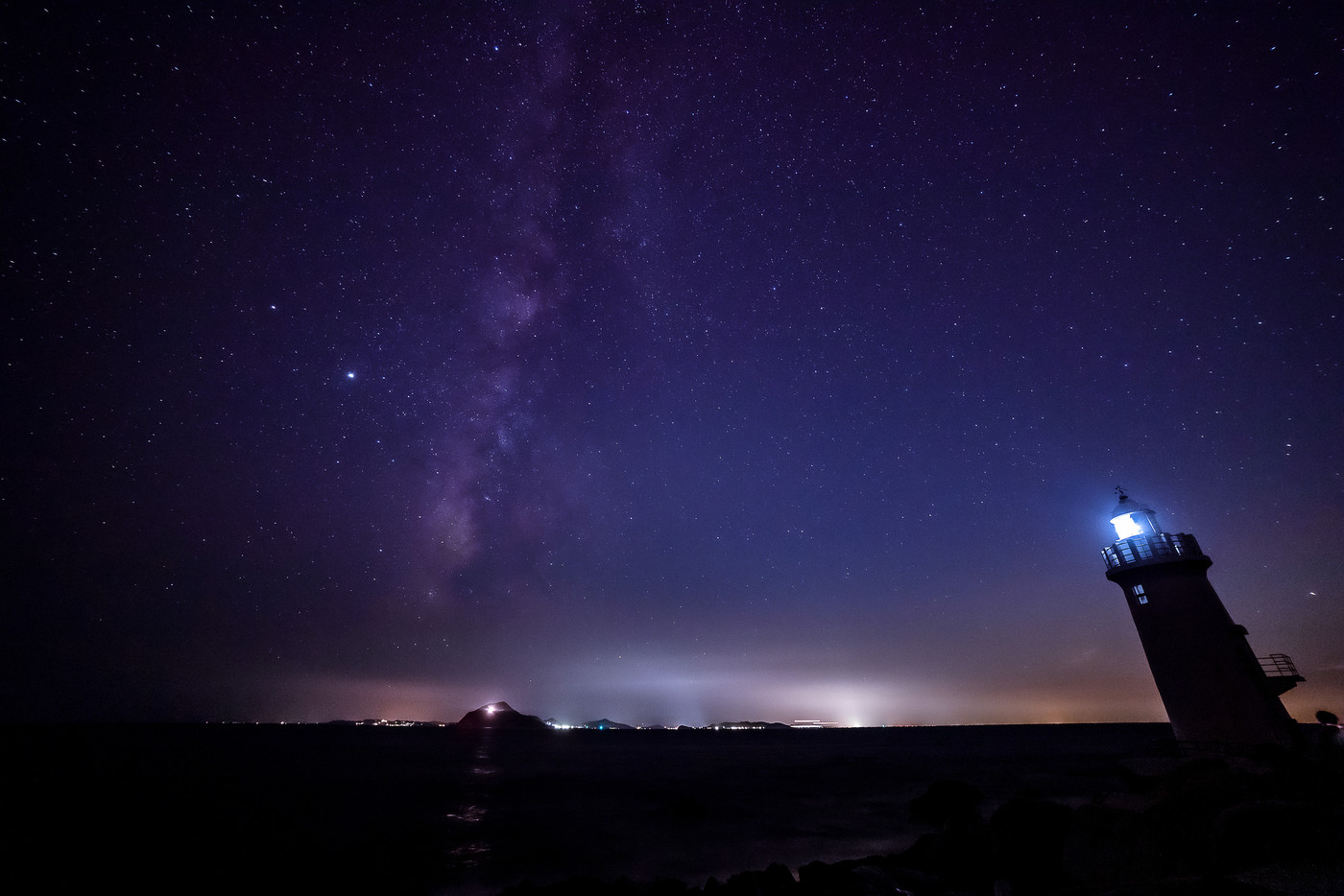 夏の伊良湖岬の灯台と天の川　8月