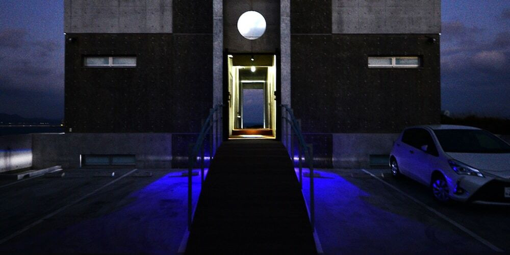 施設の正面 (日没後)