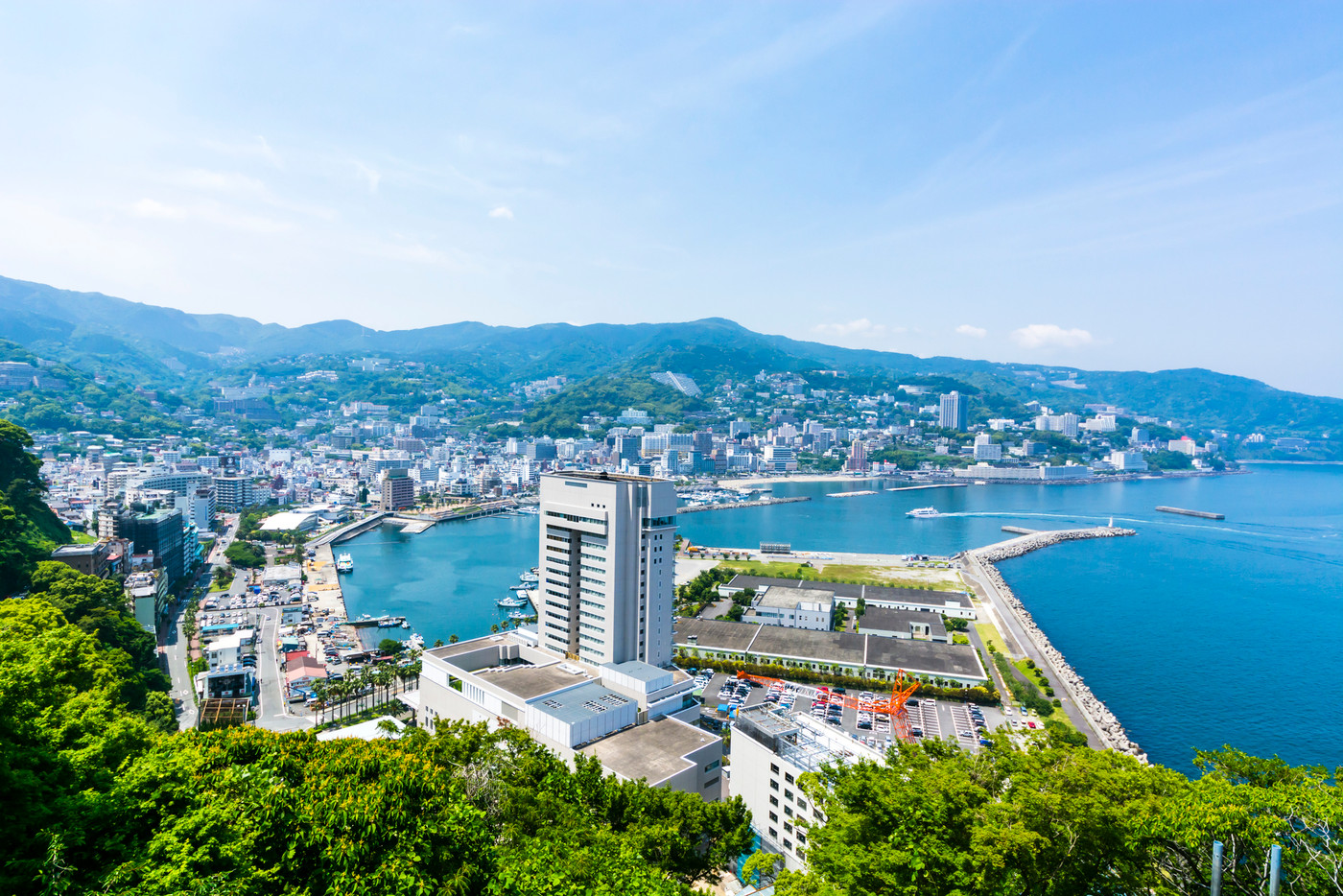 復活する熱海ホテル街と伊豆箱根の山脈