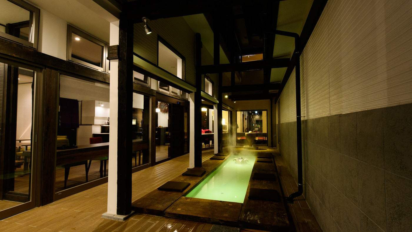 客室から「湯畑」を一望！100％かけ流しの露天風呂付き客室も3494061