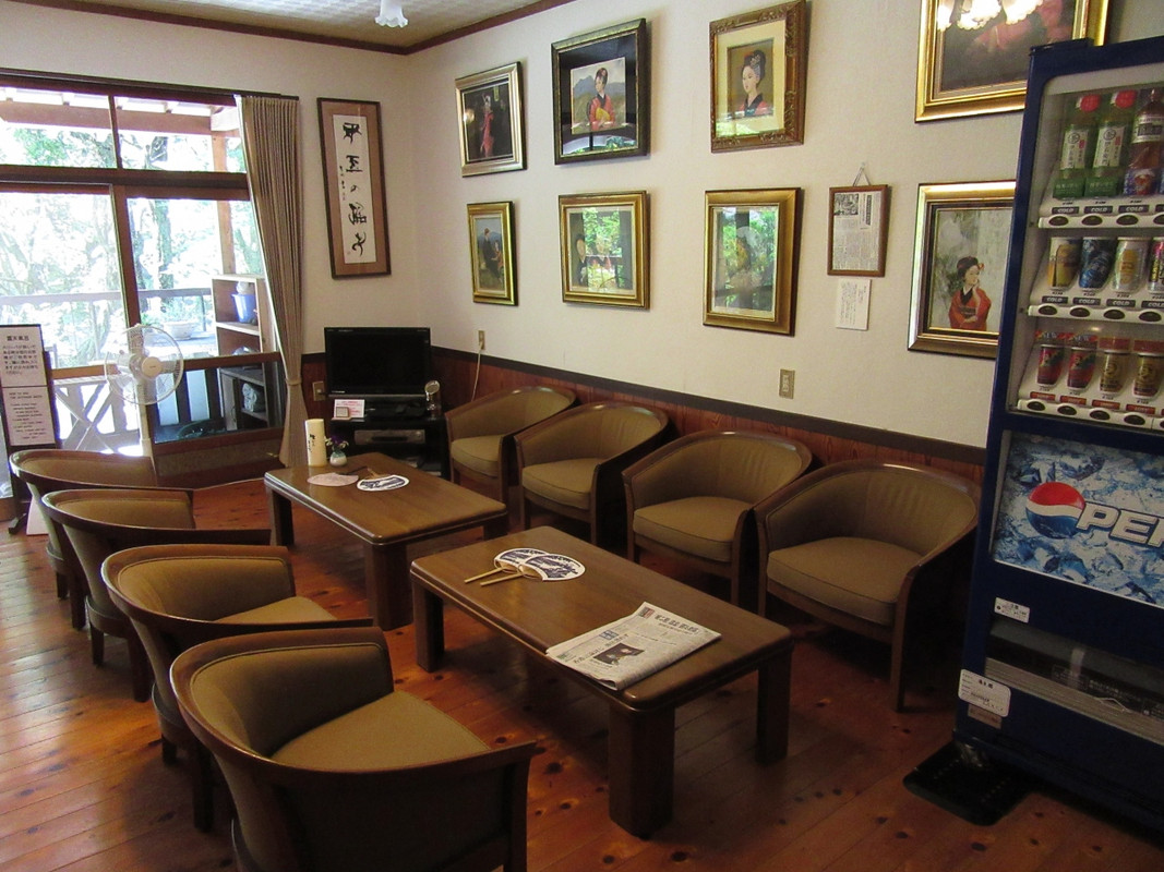 露天風呂入口前の談話室