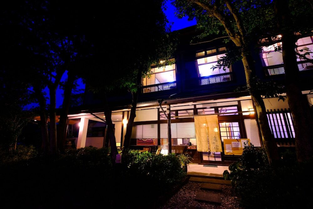 施設の正面 (日没後)