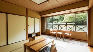 客室 / 8