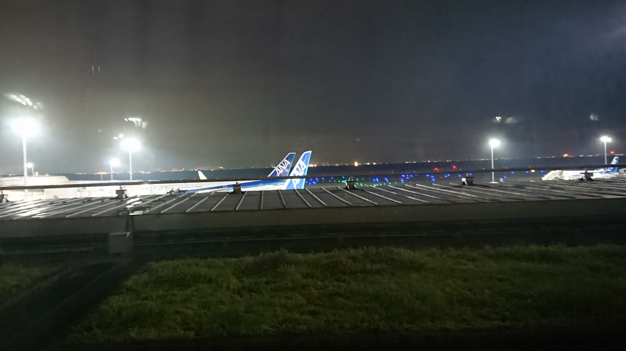 3階の部屋から望む滑走路。トリミングで実際より拡大している。