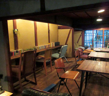 「cafe zuccu」 内観 55186894 壁面カウンターはお一人様向けかな