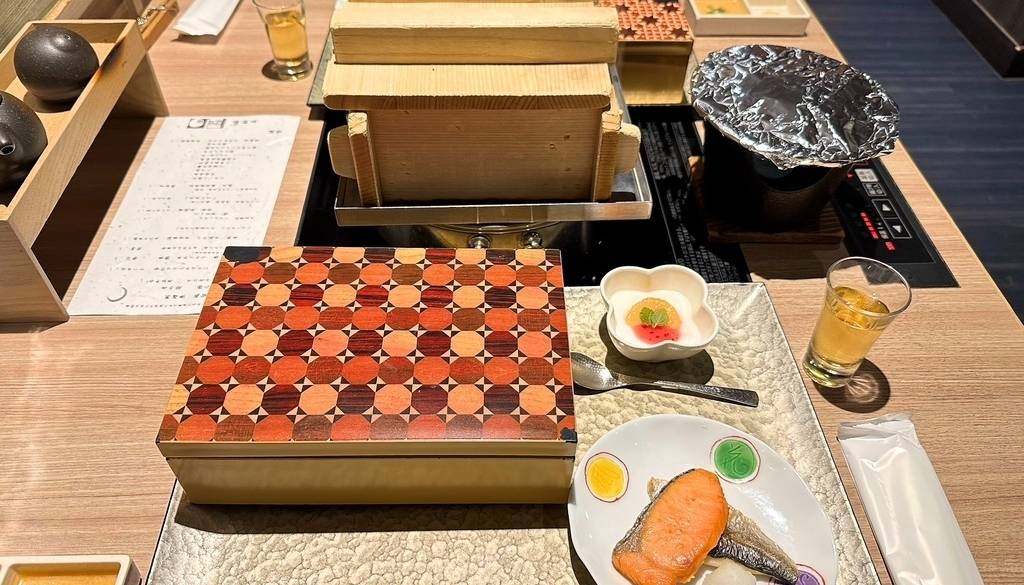 寄木細工の器で頂く
体に優しい朝ご飯 / 2