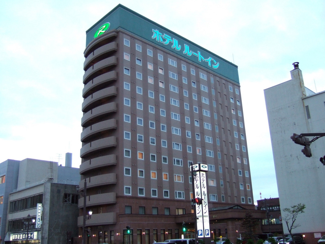 釧路駅を出て左手の目の前にあります