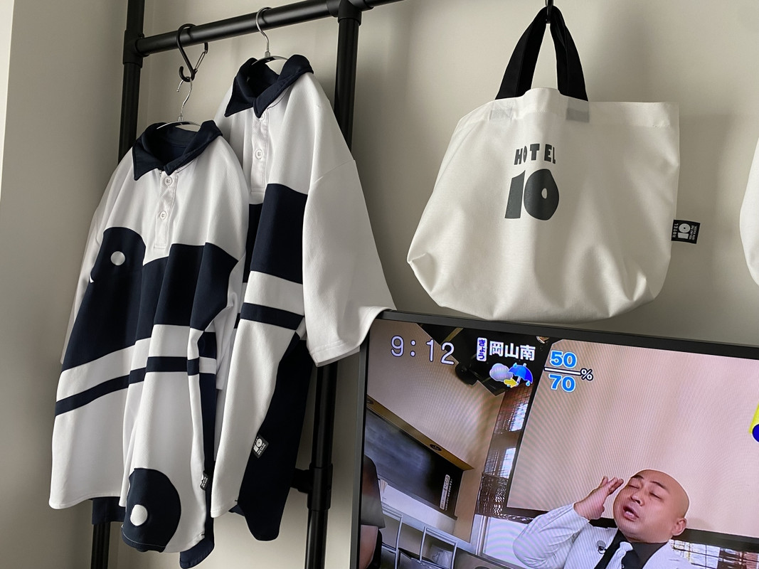 壁に館内着がかけられている