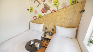 スタジオ シングルベッド 2 台 (Side by Side)