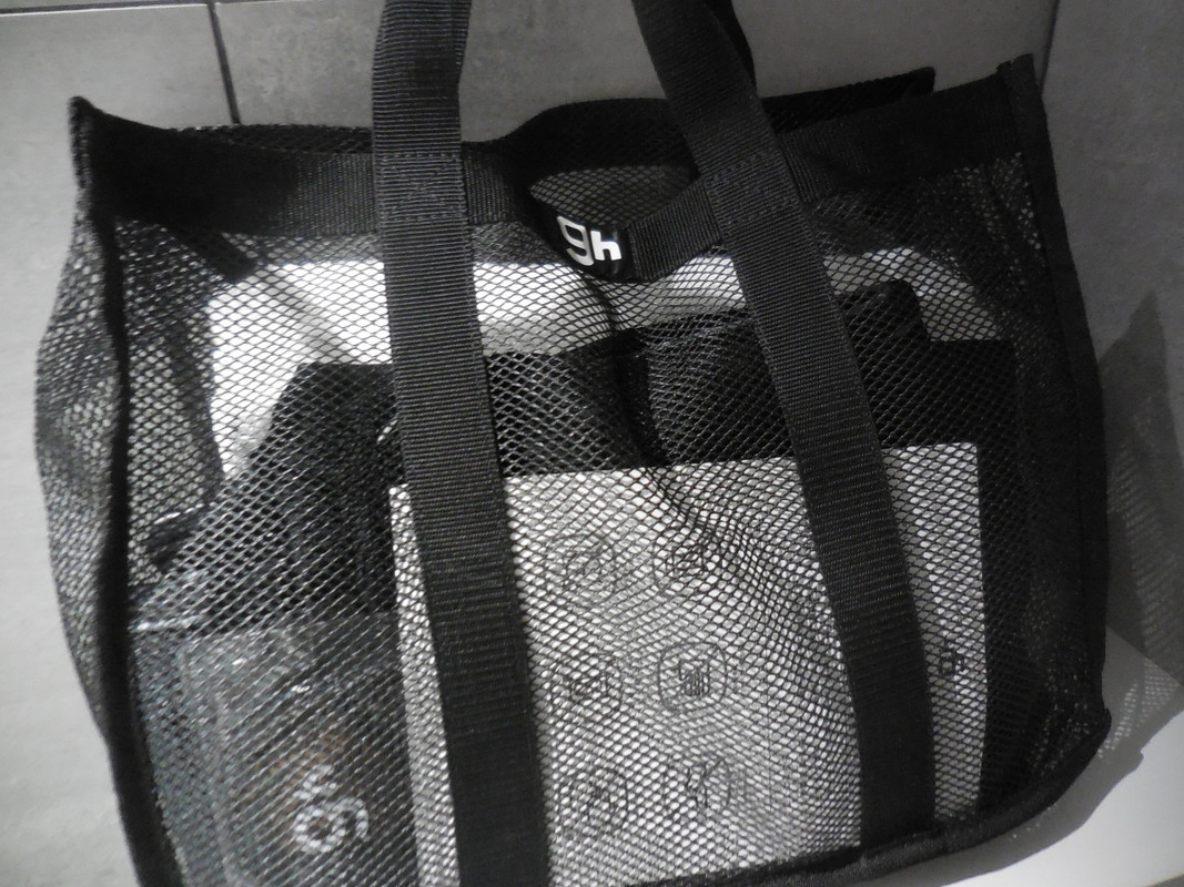 ロッカー内のカバンの中に寝巻、タオル、スリッパなどがあり。