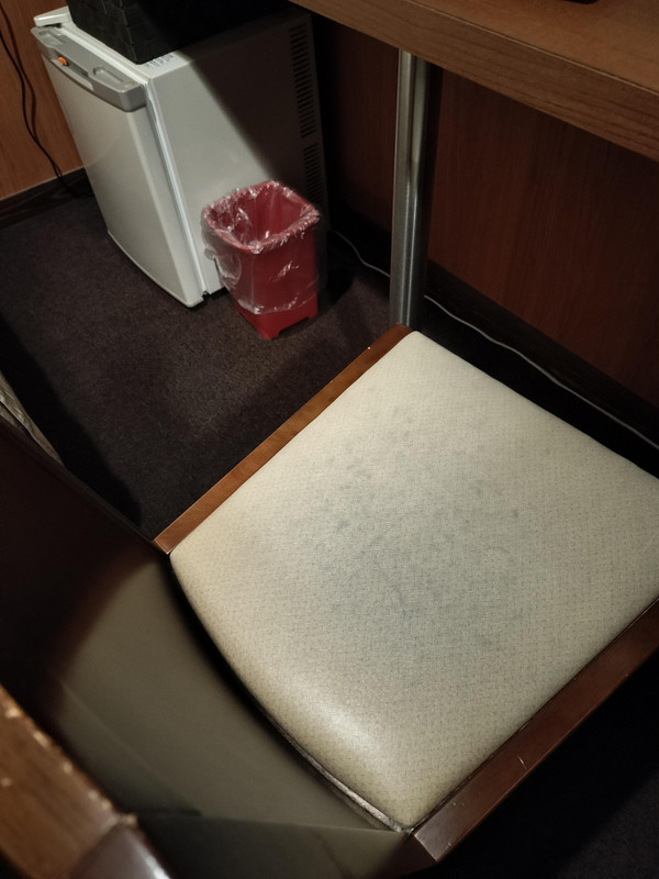 使い込まれたイスは何かの汚れだらけ