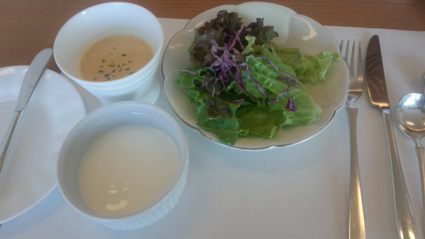 洋食のサラダ、スープ、ヨーグルトです。