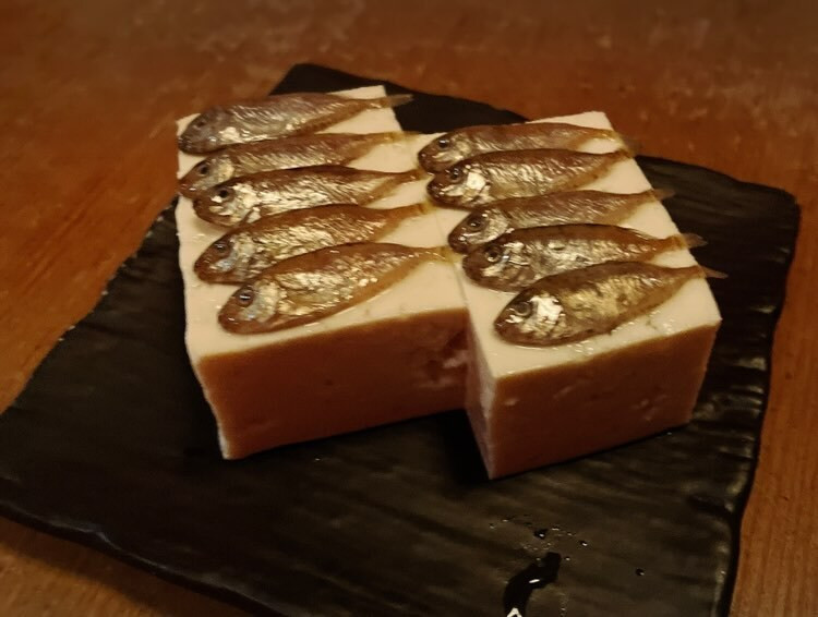 沖縄や奄美で食べられる魚の塩から「スクガラス」が乗ったスクガラス豆腐。シンプル過ぎるビジュアルだが、お酒のつまみに美味 / 7