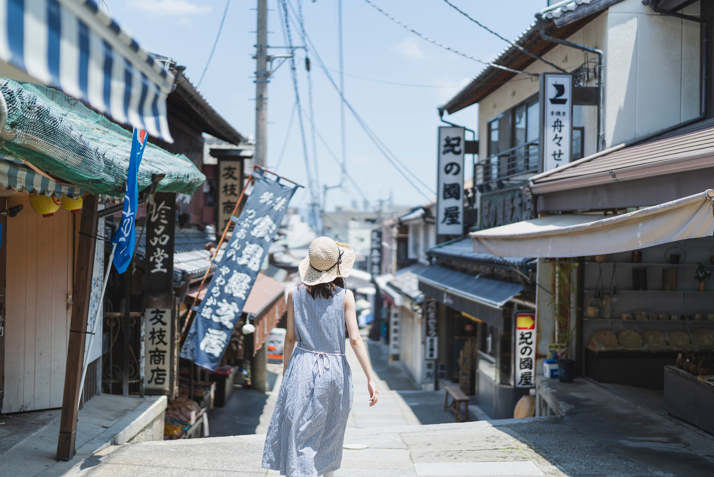 神社仏閣を巡る女性