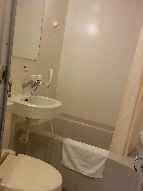 一体型のバス、洗面、トイレ。きれいに掃除されていました。