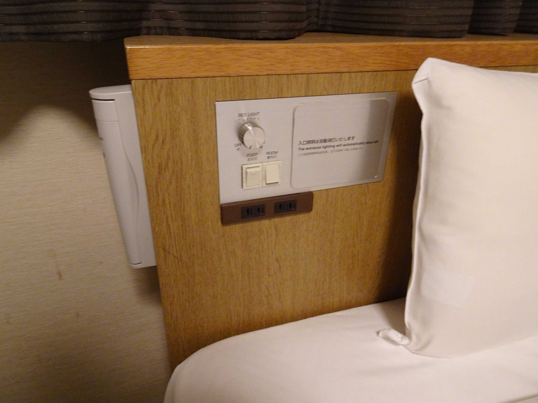 ベッド横のスイッチ類。