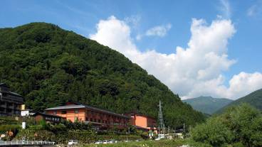 阿智川と宿外観 / 1