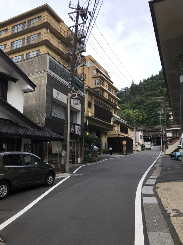 坂を上がってホテルへ