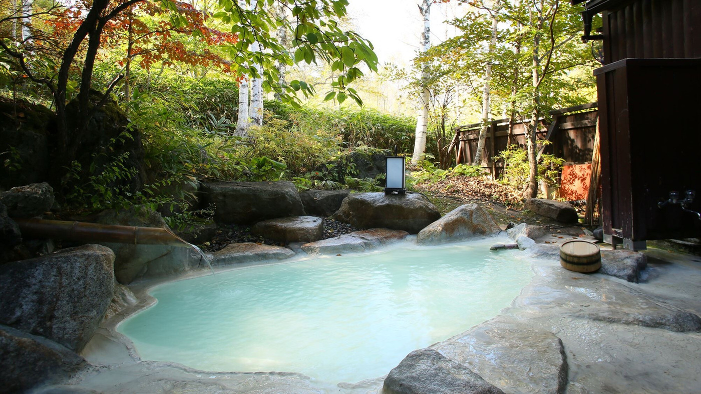 白樺林に囲まれた無料貸切風呂でプライベート空間を楽しもう♪4038748