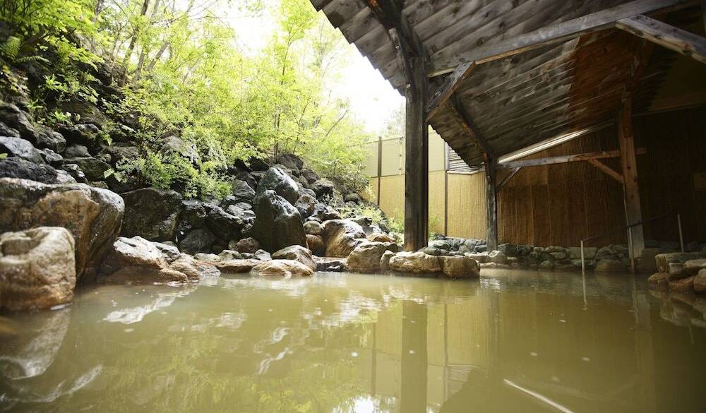 鬼押温泉の湯を
源泉掛け流しで堪能 / 1