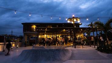 施設の正面 (日没後) / 1