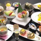 海の幸たっぷりの会席を
個室料亭でゆっくりと / 1