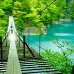 恐怖も忘れる美しさ！ターコイズブルーの湖に架かる「夢の吊橋」