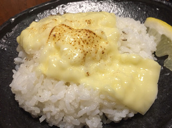 「ガラク 東京八王子店」 料理 74681714 中ライス 
炙りチーズトッピング  110円