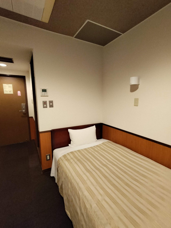 変更後の部屋は照明も柔らかくマシだった