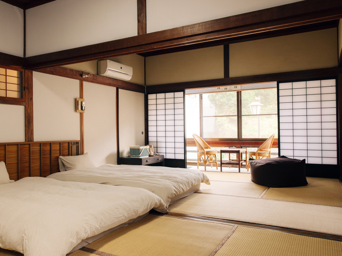 「俵山まちごと旅館 京や」の客室一例。ひとり旅でも、グループでも快適に過ごせるお部屋が揃っています