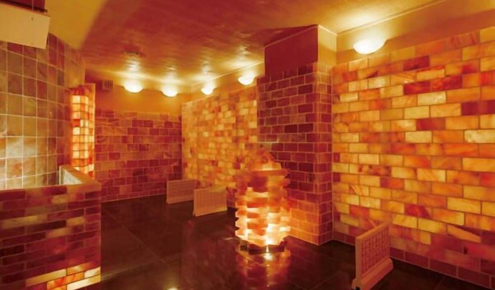 赤い岩塩を使用した岩盤浴 / 2