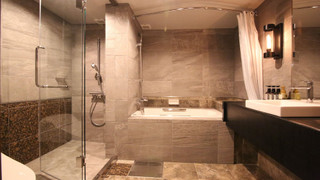 デラックス トリプルルーム (ユニットタイプバスルーム、トイレ仕切り、シャワーブース)