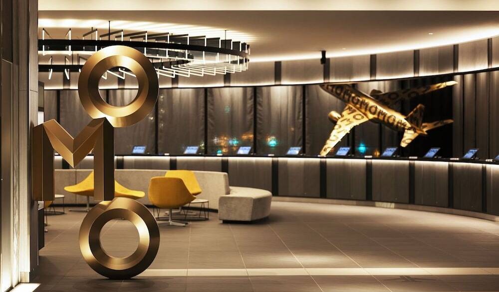 空港のようなロビーで
楽しくチェックイン / 2