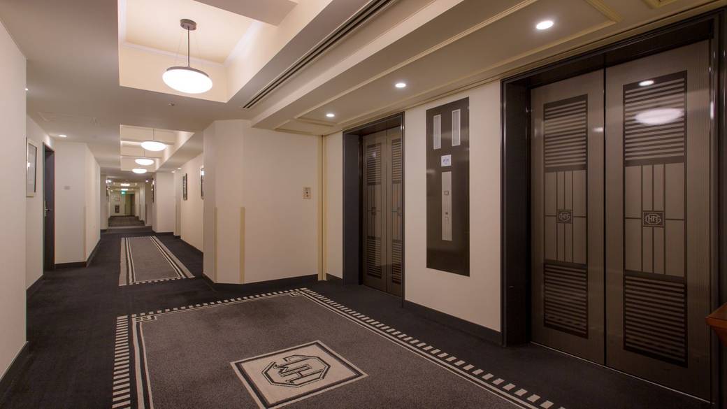 隠れ家のような
ホテルにチェックイン / 2