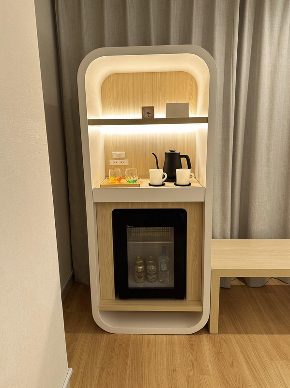 客室内の冷蔵庫。オリオンの缶ビールや缶サワーが無料提供