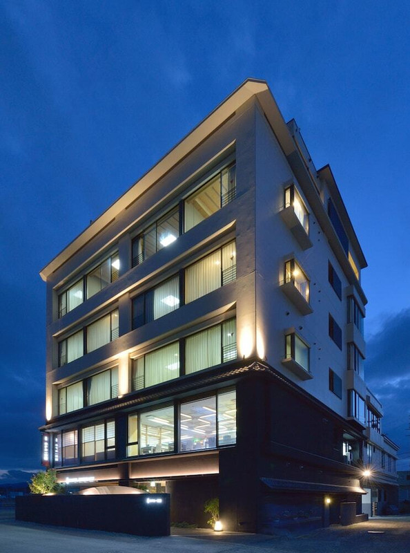 施設の正面 (日没後)