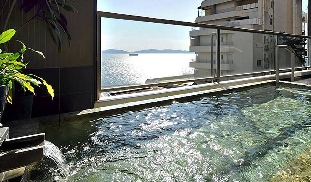 大浴場に貸切風呂も
朝風呂でさっぱりと / 2