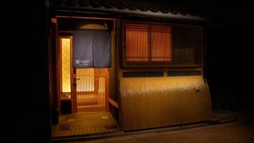 施設の正面 (日没後) / 3