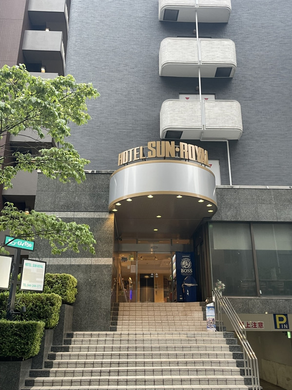 入口　荷物があるとやや困難