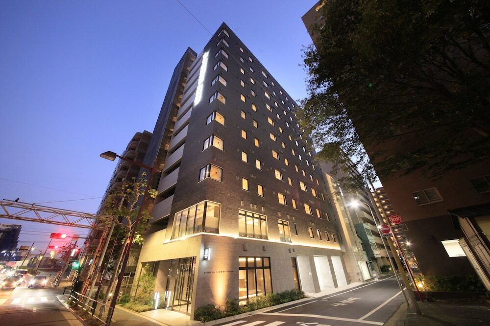 施設の正面 (日没後)