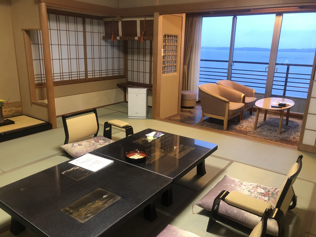 客室は2部屋に分かれてました。