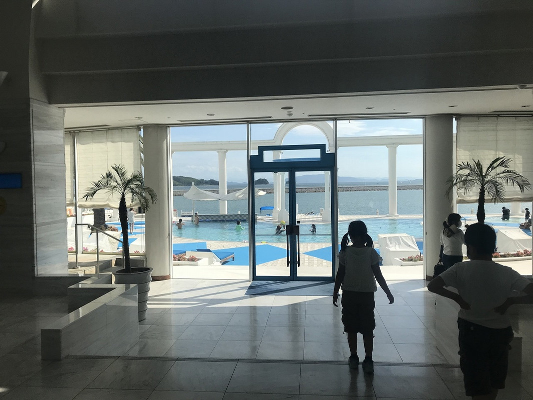 ロビーから海とプールが見えます